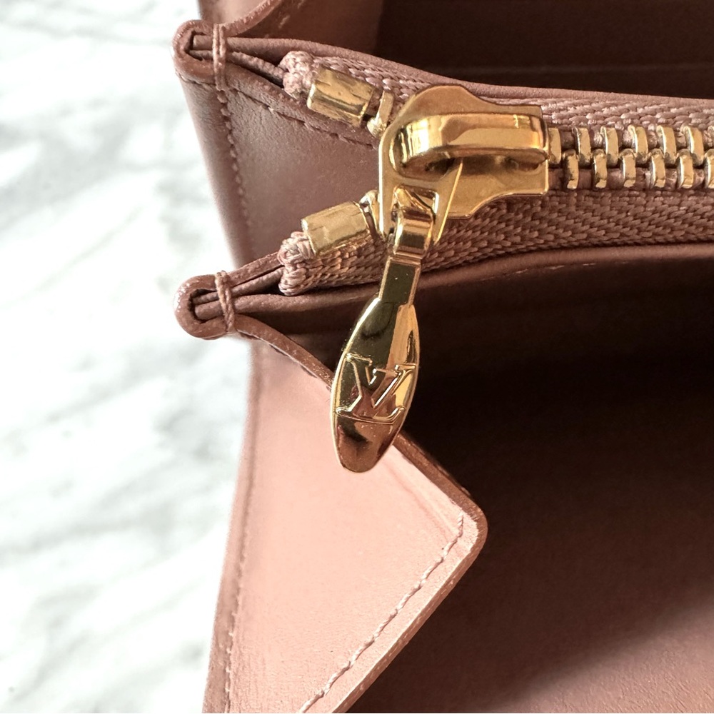 💕 LOUIS VUITTON Authentic Neutral Pale Pink Patent Leather Wallet. - Picture 4 of 12